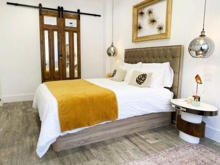 Decoración con puertas restauradas en disposición de granero