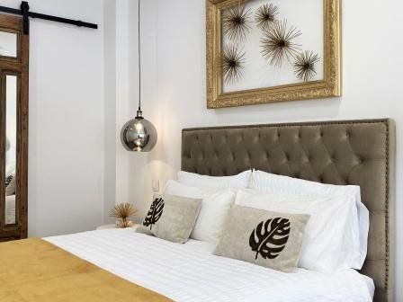 Decoración con cabecero de terciopelo