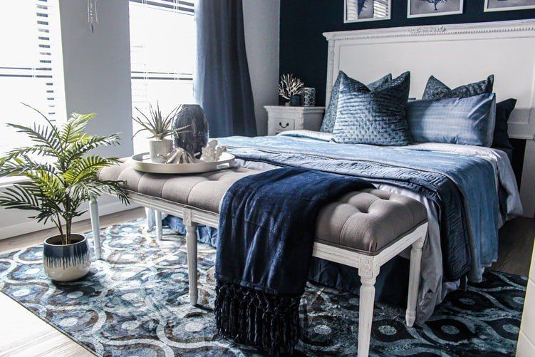 Decoración azul marino con blanco