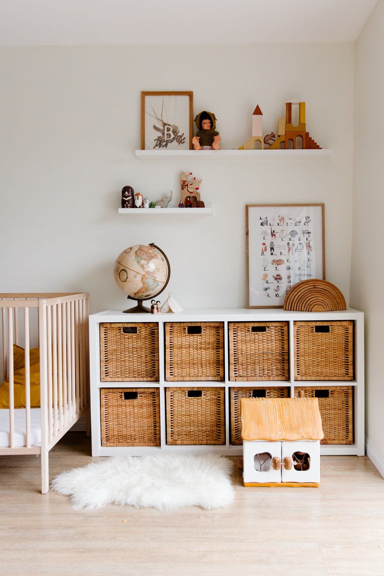 Cuarto de niños ordenado usando cajas