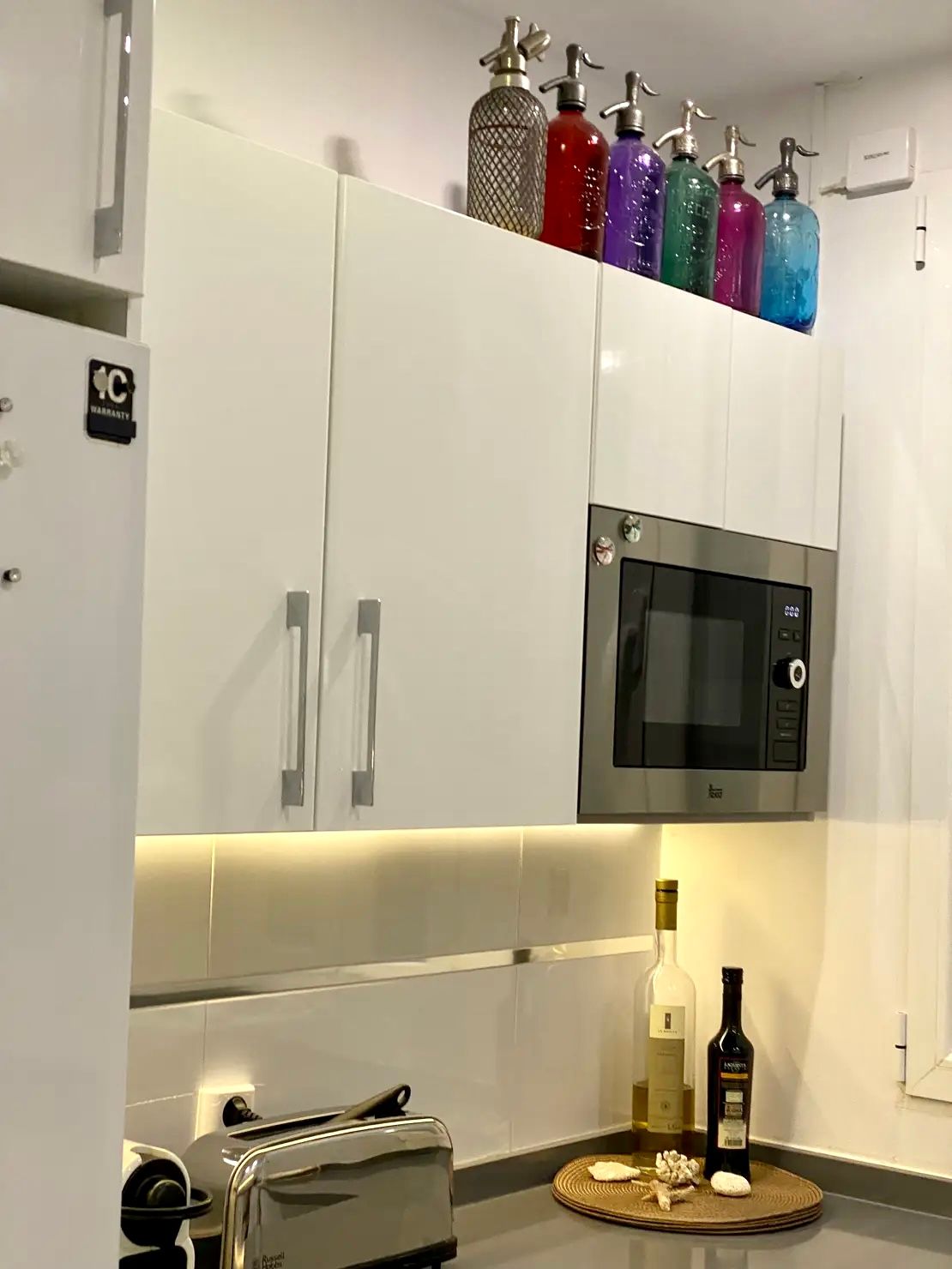 Electrodomesticos de cocina metalizados - Apartamento pequeño en Madrid Inspiracion al Cuadrado