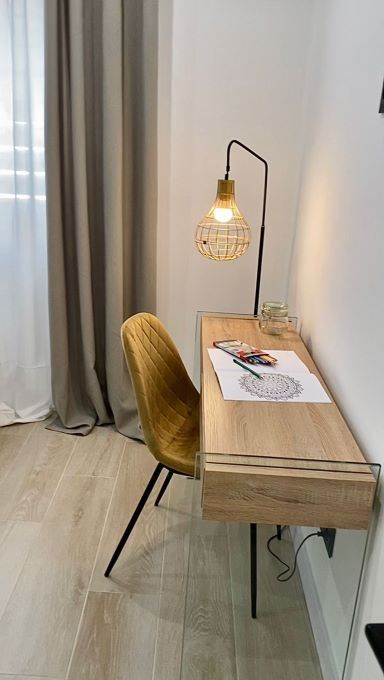 Escritorio para una habitación juvenil moderna