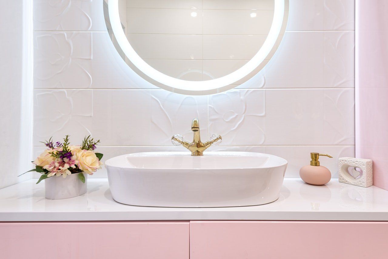 Una reforma de baño pequeño moderno Decoracion de baño pequeño