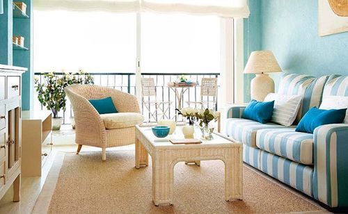 Decoración marinera clásica, con rayas azules y blancas y muebles de ratán Decoración marinera clásica, con rayas azules y blancas y muebles de ratán
