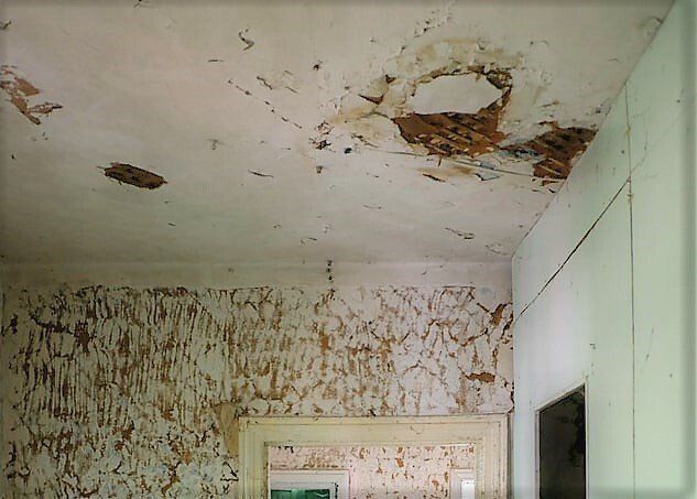 Una humedad por una filtración de agua desde el techo humedad por una filtración de agua desde el techo