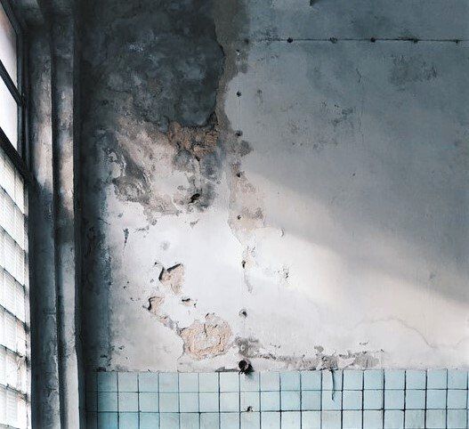 Filtración de humedad en pared desde terrazas y cubiertas