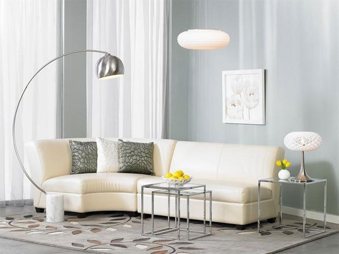 Salón con luz ambiental de focos empotrados en el techo Salon con luz ambiental con focos empotrados en el techo
