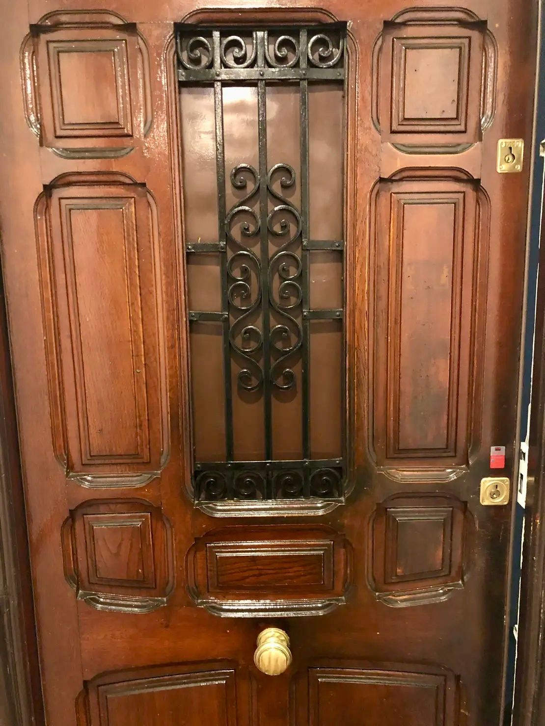 Puerta de entrada original restaurada. MINIPISO en Madrid