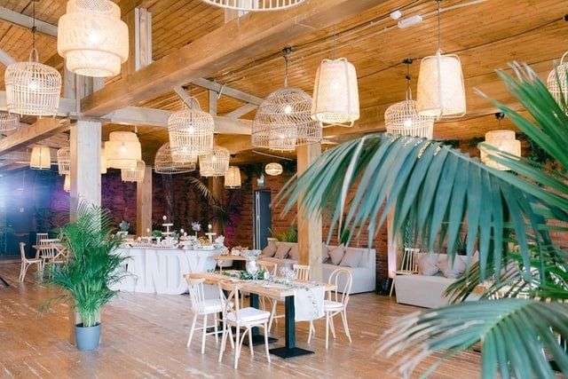 Decoración de restaurante con materiales naturales y plantas Decoración de restaurante con materiales naturales y plantas