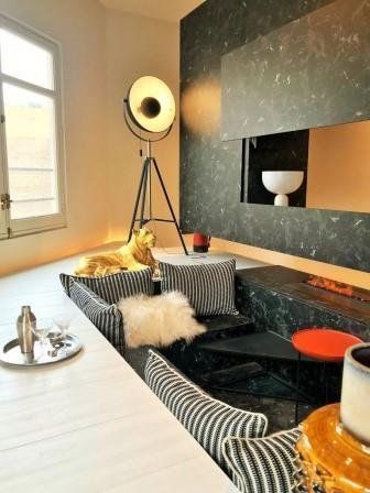 Lampara tripode como punto focal del salón