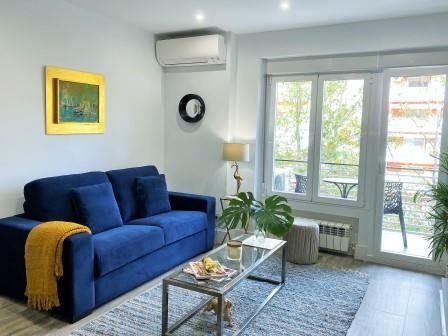 Tela de tapizado de color intenso como punto focal