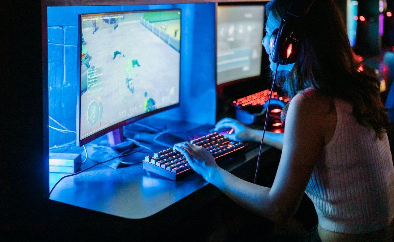 Gamer en plena partida, desde su cuarto gaming Como tener un cuarto gaming