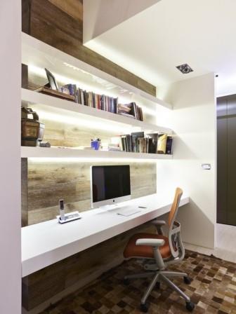 Home office en un pasillo largo y estrecho