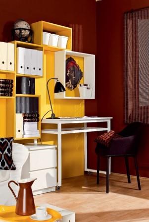 9 - Oficina compacta de color amarillo brillante en la sala 