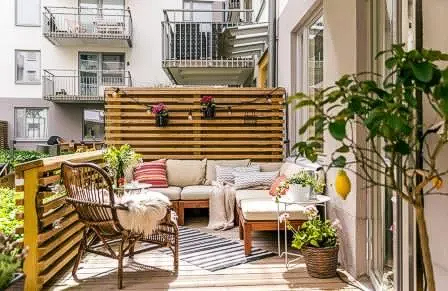 muebles de jardin con tumbonas en terraza pequeña