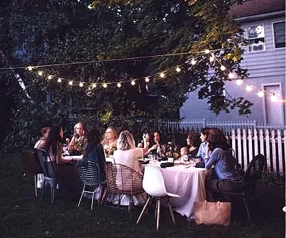 Decoración de verano con guirnaldas en el jardín con amigos