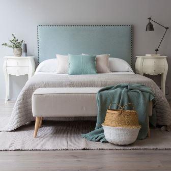 Cabecero de cama combinado con accesorios y textiles