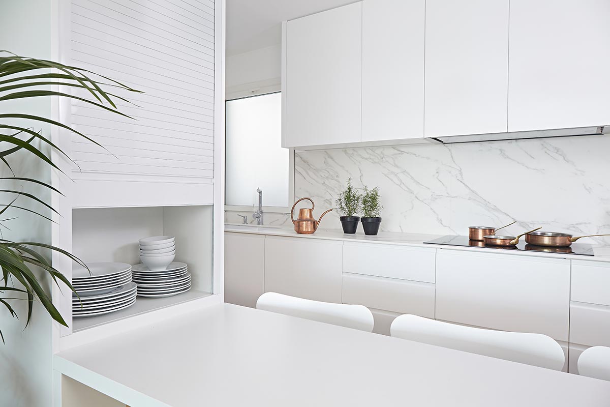 Cocina en tendencia en color blanco mate