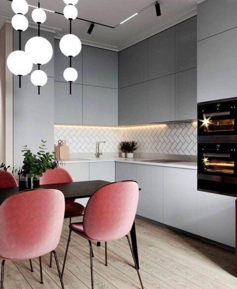 Cocina abierta con sillas curvas