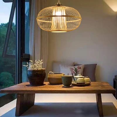 Decoración sostenible con lámpara de madera y fibras