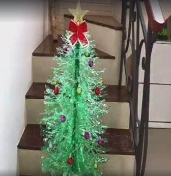 Manualidad DIY para Navidad: árbol de plástico reciclado Manualidad navidad DIY