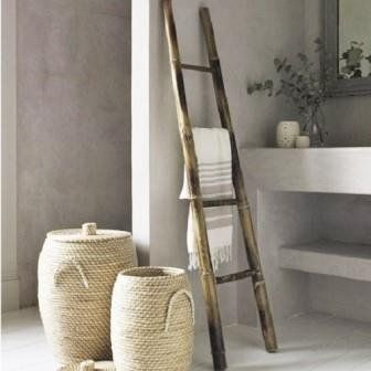 Escaleras de bambú para la decoración del baño