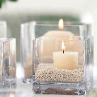 Decorar floreros de cristal con piedras y velas