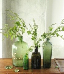 Decoración con damajuanas y ramas naturales