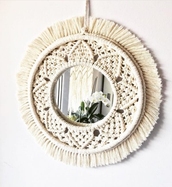 Espejo decorado con macramé usando hilos naturales