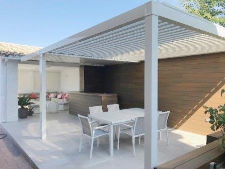 Pergola bioclimatica en porche