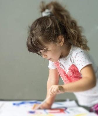 Mi niña pintando decoración navideña rotuladores acuarelables Niña pintando decoración navideña rotuladores acuarelables