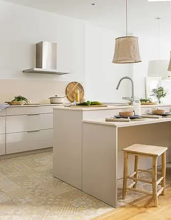 Separación de la zona de cocina abierta al salón por suelos de baldosas