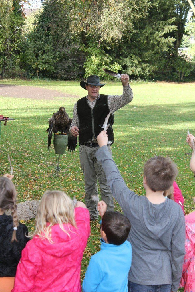 Falkner Alfred Berg erklärt Kindern die wilde Welt der Greifvögel
