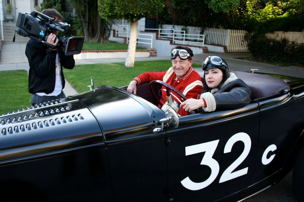 Hot Rod Legende Gene Winfield und Bekannt in einem Oldtimer