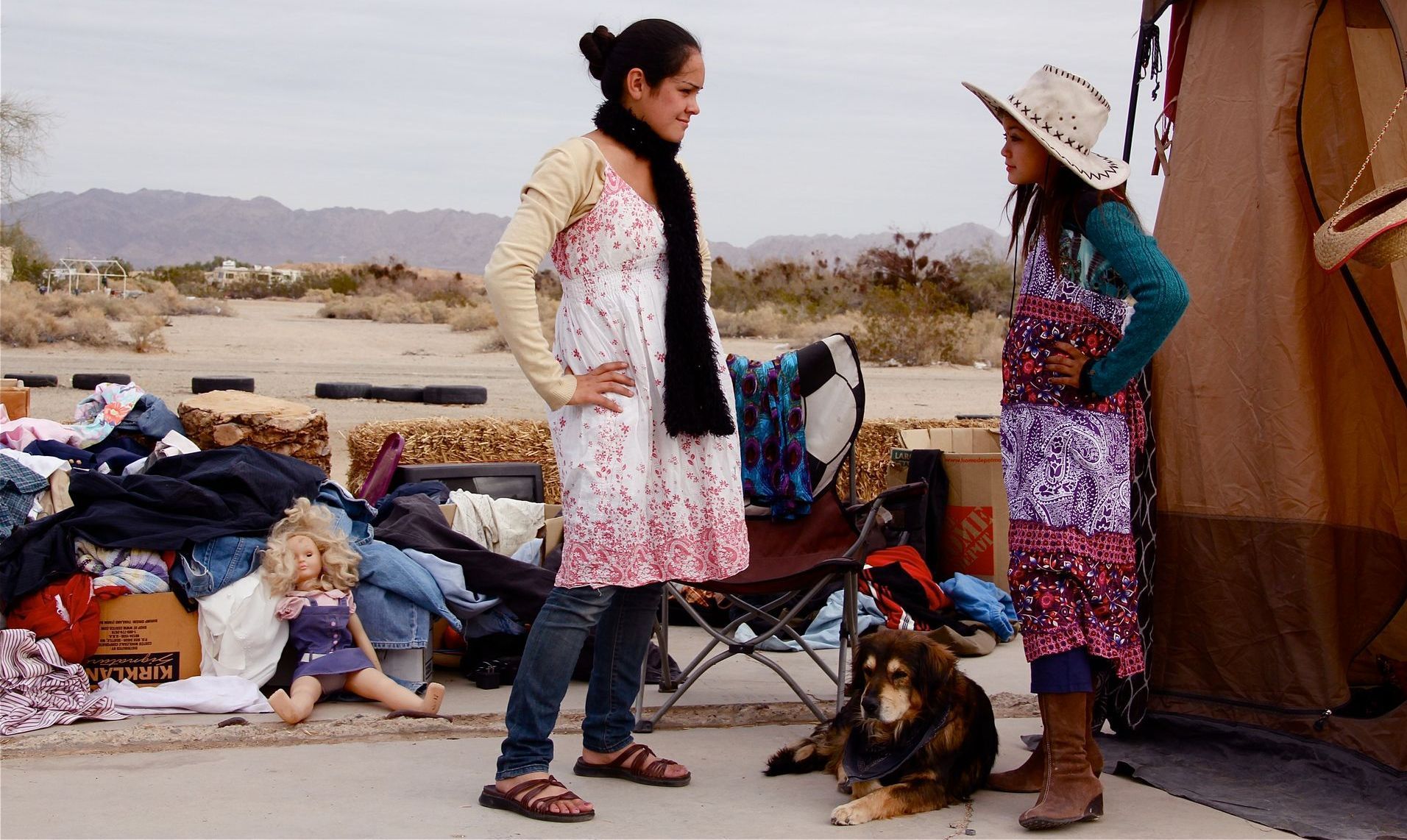 zwei junge Mädchen in Flohmarktkleidung, in Slab City in Kalifornien, USA, Foto von Carolin Reiter