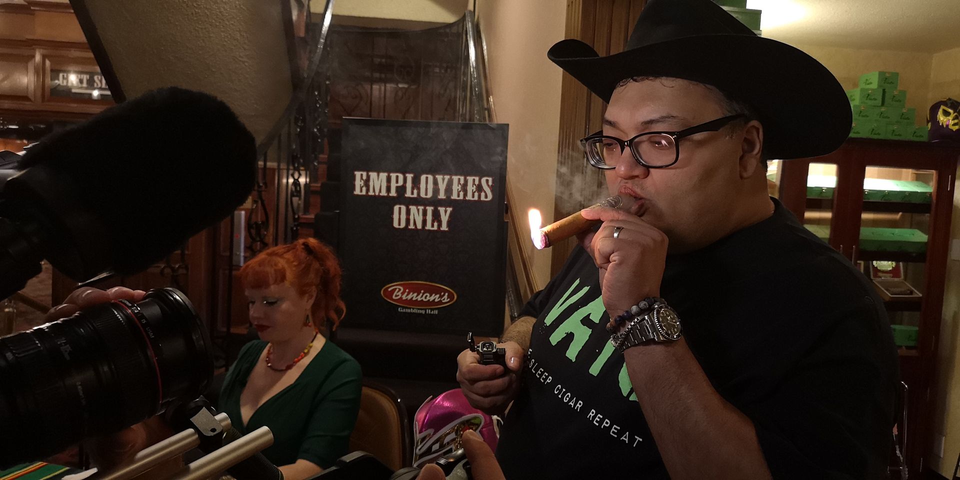 Paul Vato mit Zigarre und Frau im Hintergrund, in Las Vegas