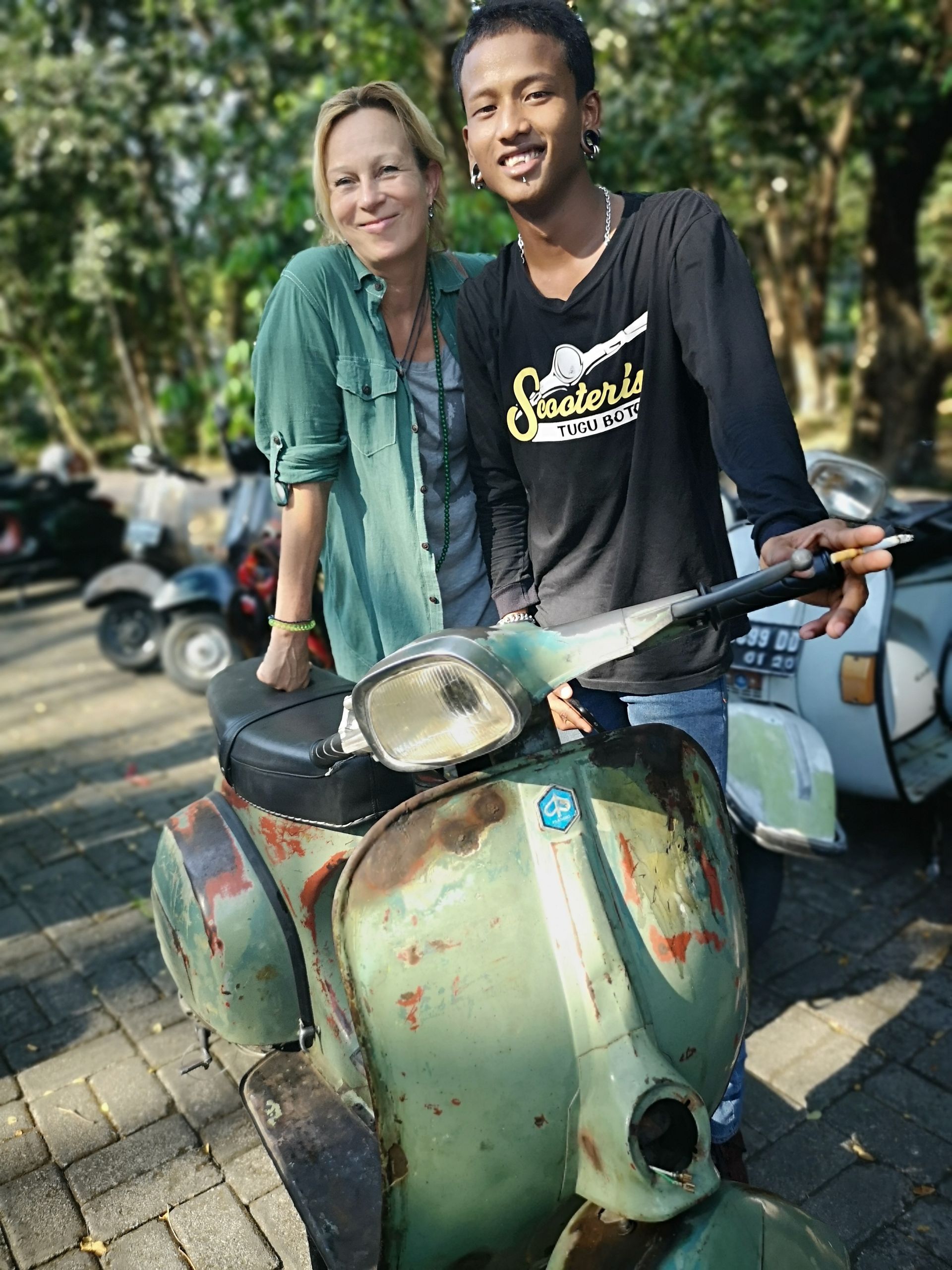 Regisseurin Carolin Reiter mit Extremvespa-Fan in Indonesien
