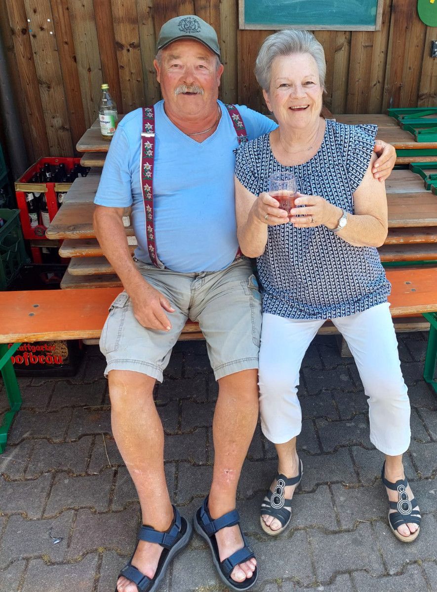 Manfred hält Ursel im Arm