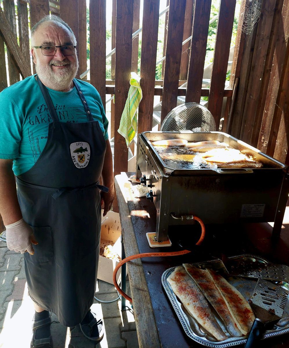 Gerd beim Zander braten