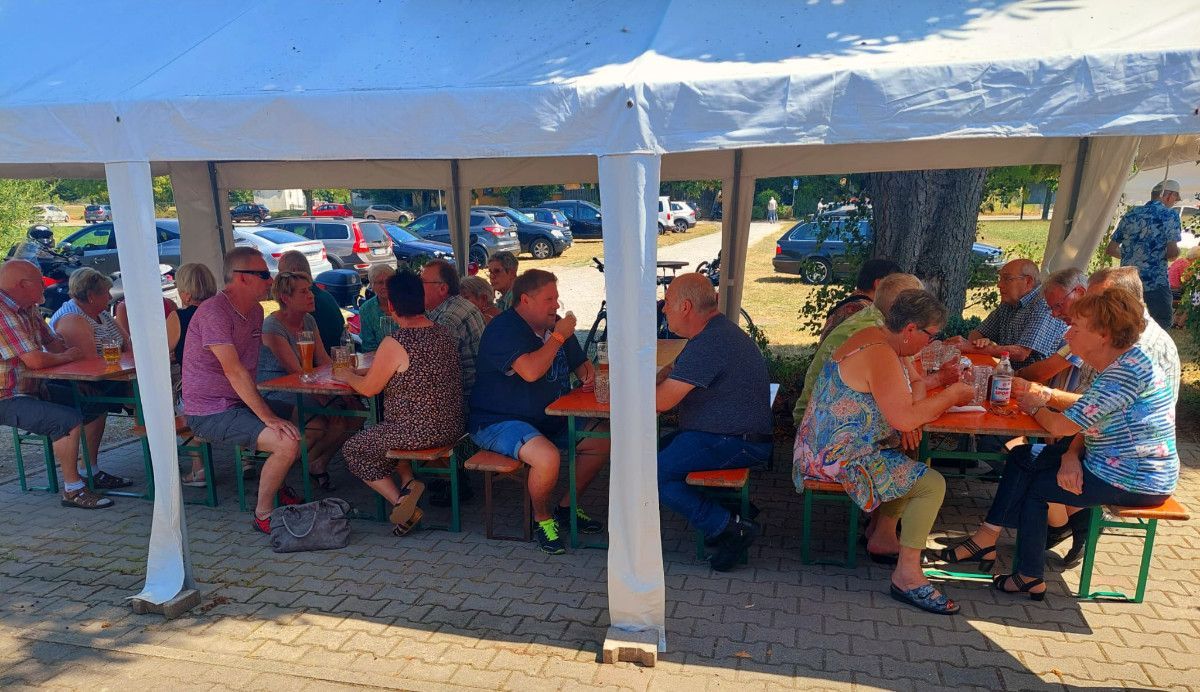 Das kleine Zelt ist voll besetzt