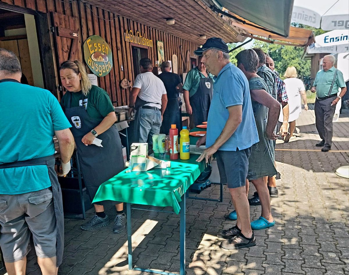 WBesucher warten aufs Essen