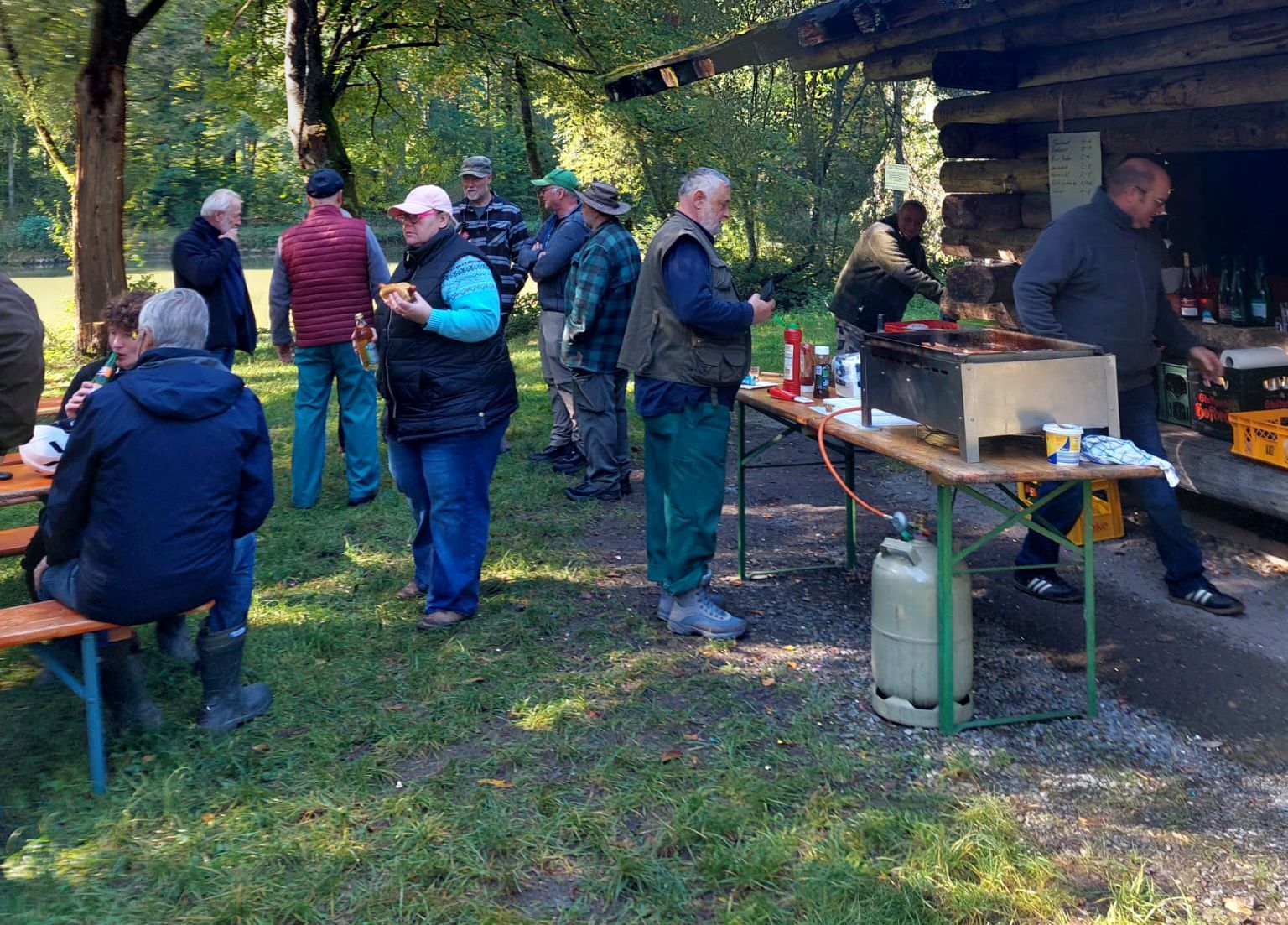 Angler vor der Grillhütte Eckhauses