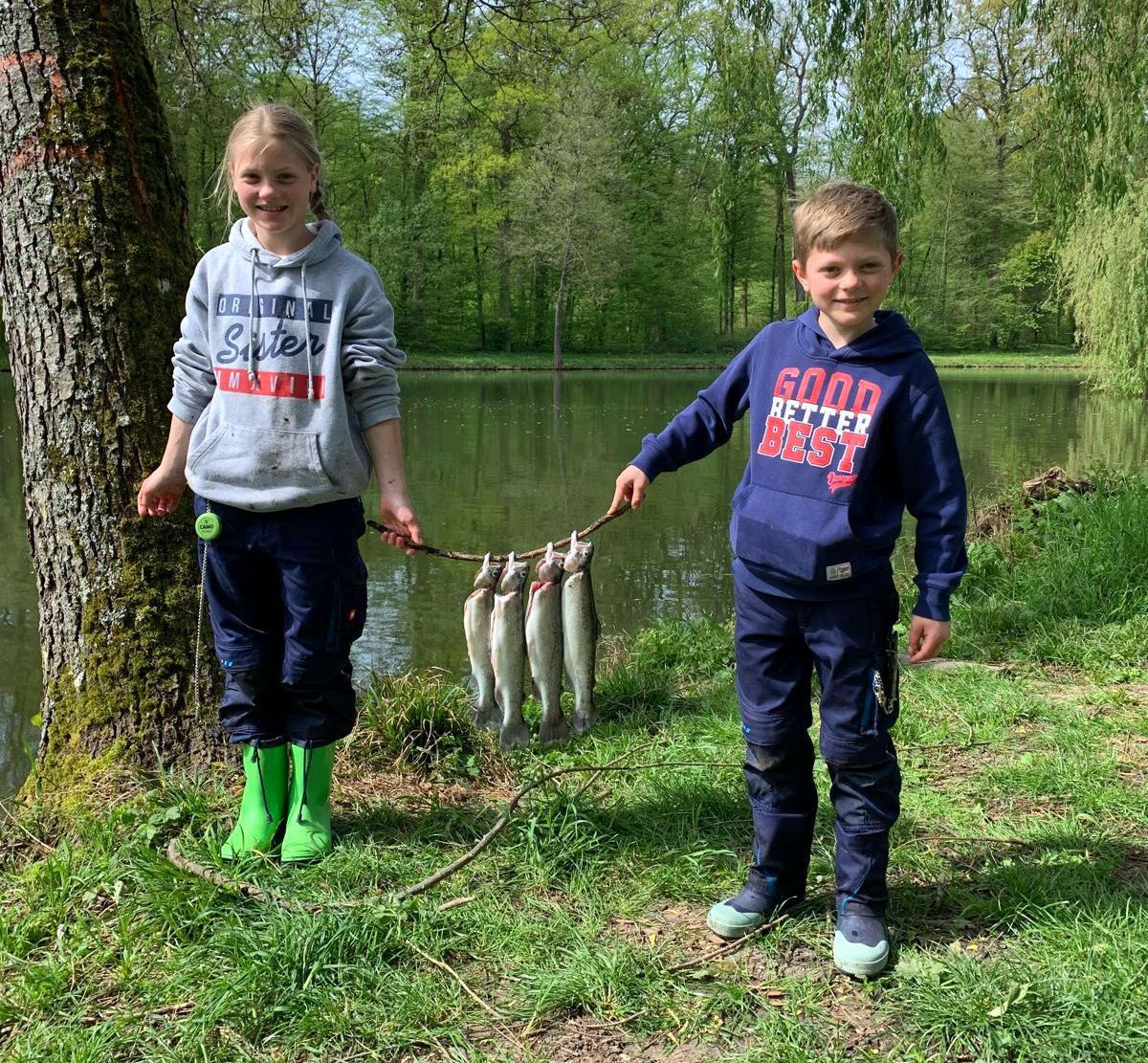 Anni und Hannes mit ihrem Fang