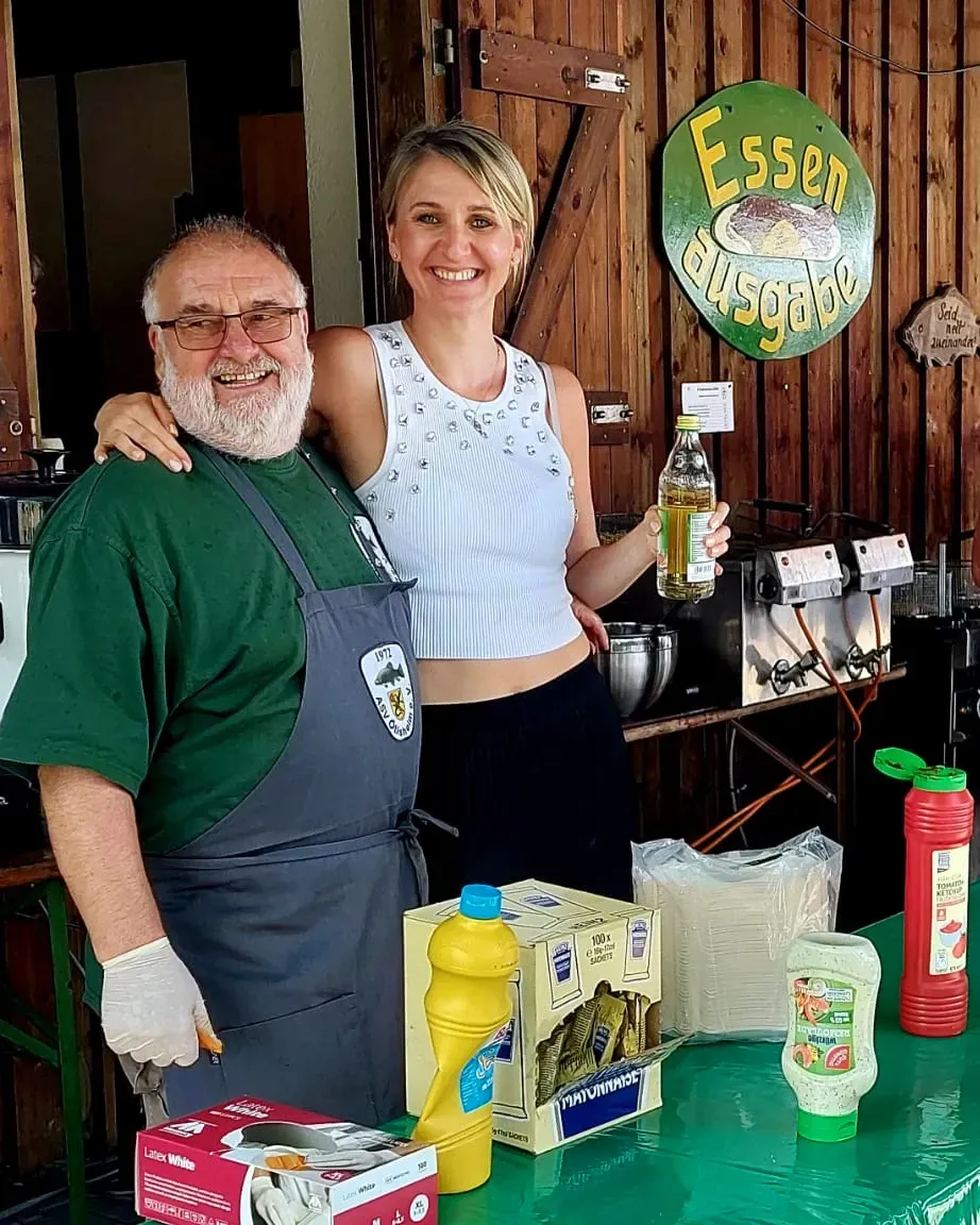 Gerd hält Pia im Arm