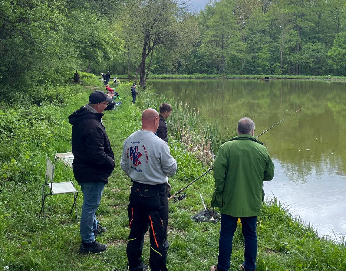 Zuschauer beim Jugendangeln