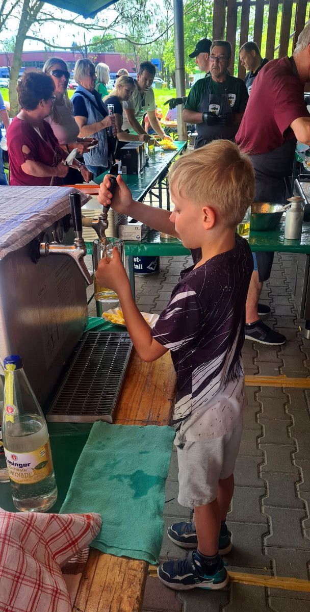 Finn beim Bierzapfen