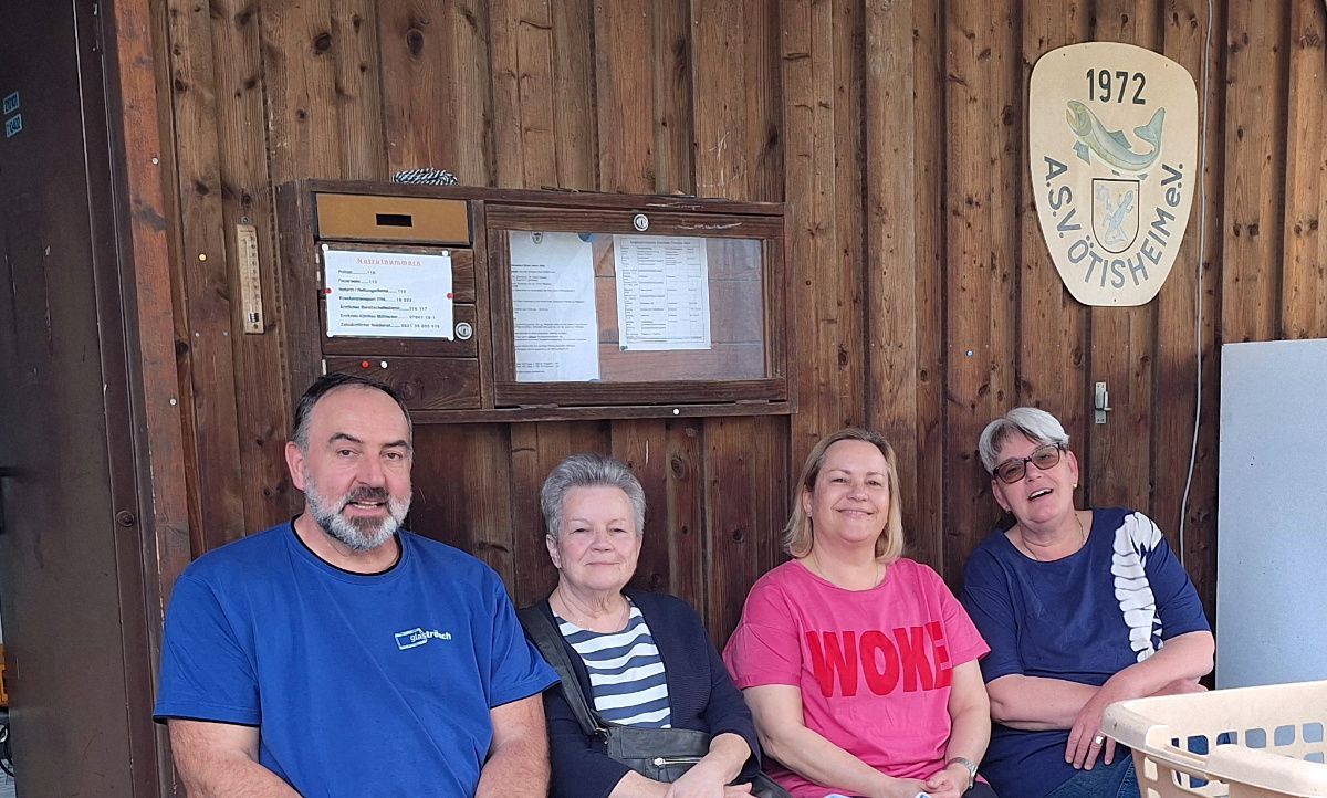 Die Ruhe vor dem Sturm, Manne, Ursula, Sandra, Moni vor dem Vereinsheim
