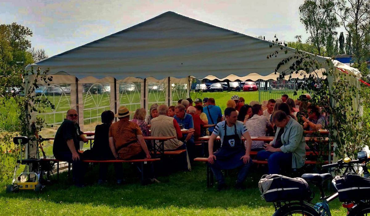 Volles Fetszelt bei der Mai Hocketse
