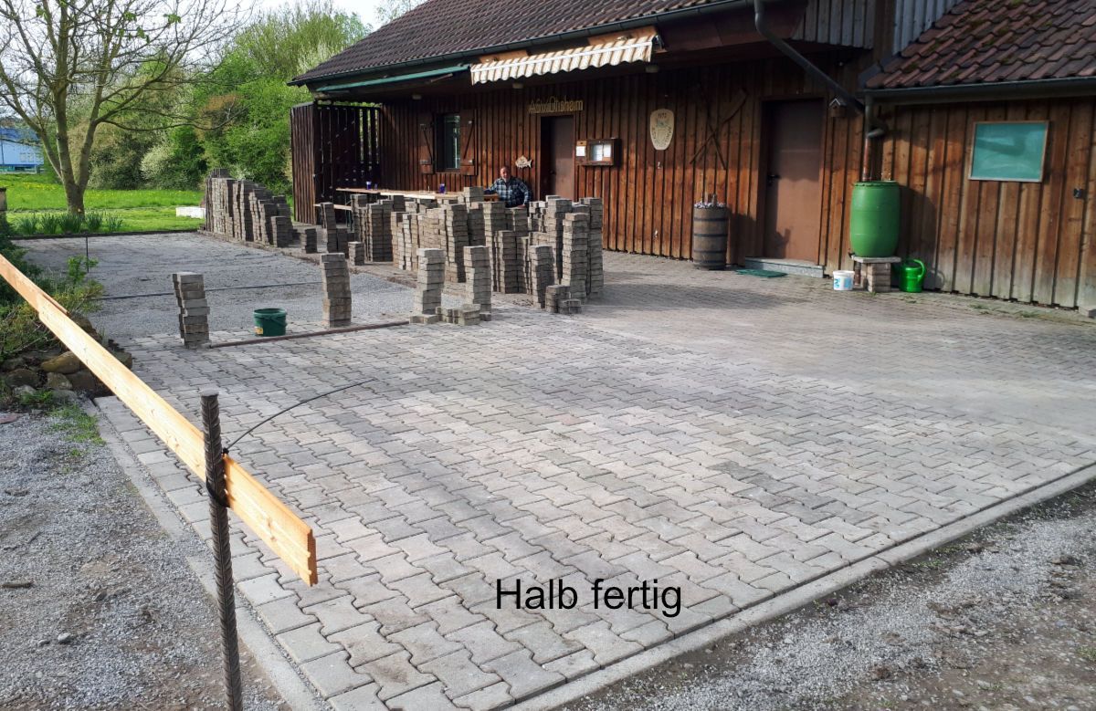 Vorplatz halb fertig