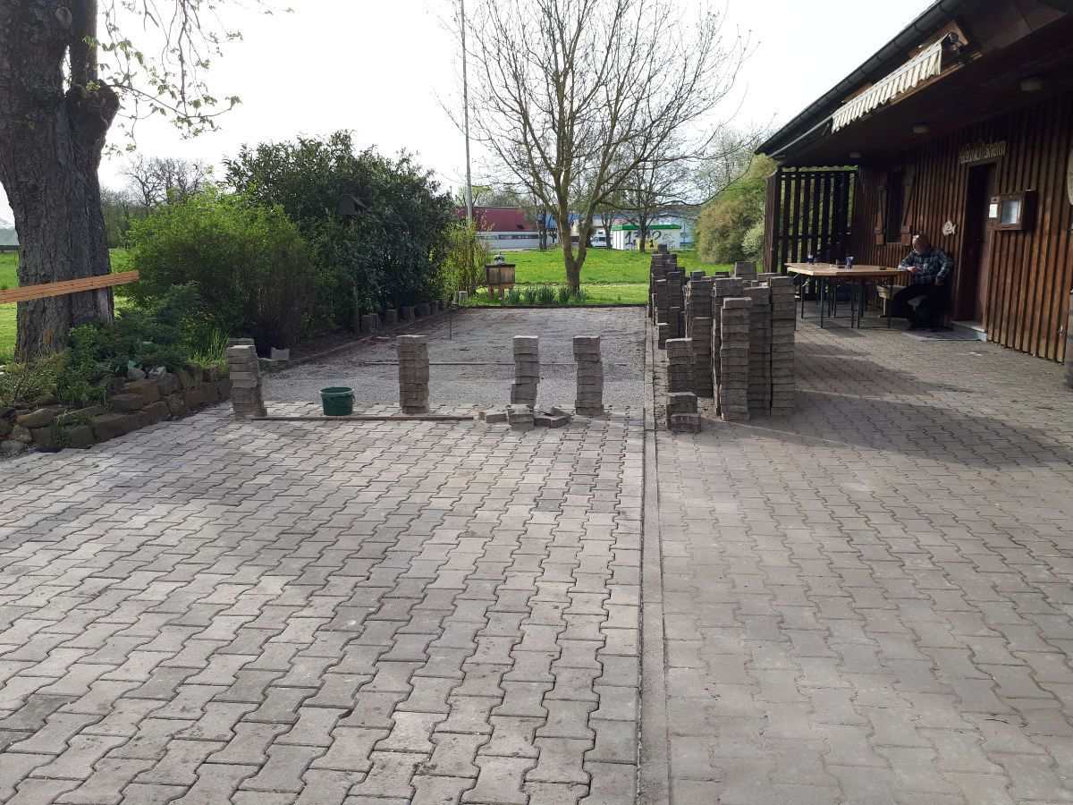 Vorplatz halb fertig